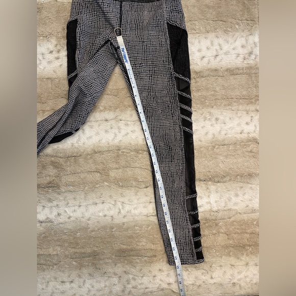 Lululemon💕Wild And Free Tight Fall Net White Black / Black - Picture 13 of 15